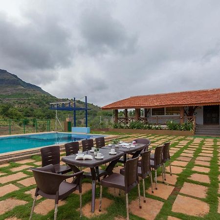 Stayvista'S Ficus Farms - Mountain-View Haven With Rustic Artsy Interiors, Outdoor Pool, Glasshouse, Home Theatre & Karaoke Delight Igatpuri Zewnętrze zdjęcie