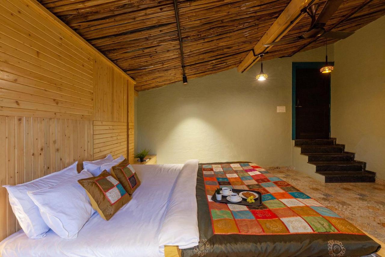 Stayvista'S Ficus Farms - Mountain-View Haven With Rustic Artsy Interiors, Outdoor Pool, Glasshouse, Home Theatre & Karaoke Delight Igatpuri Zewnętrze zdjęcie